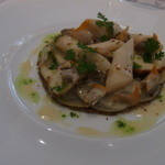 Epicure - オードブル　マカオ産アーティチョークをヴァドゥバンスパイスで　パセリを軽く塗したミル貝　2枚貝　マテ貝