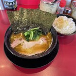 家系ラーメン たつ家 - 