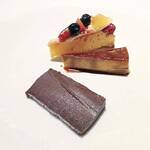 シェ・イノ - フルーツタルト
      、プリンアラモード
      、ガトーショコラ
      
      ※6種類からお好きなデザートを選択可能で、全種類選んでも同じ料金