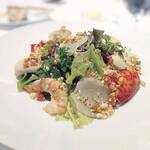 シェ・イノ - 魚介のサラダ～オマール海老、白身魚、蕗の薹のフリット、海老、ホタテ、レタス、イタリアンパセリ、ラヴィゴットソース③