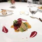 シェ・イノ - オマール海老とアボカドのサラダ仕立て～ビーツ、白蕪、オマール海老、アボカド、フルーツトマト、蜂蜜のシェリービネガーソース②