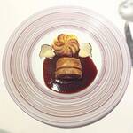 シェ・イノ - 仔羊のパイ包み焼き“マリア・カラス風”仔羊のパイ包み焼き“マリア・カラス風”
      