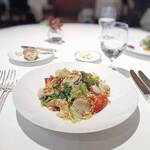 シェ・イノ - 魚介のサラダ～オマール海老、白身魚、蕗の薹のフリット、海老、ホタテ、レタス、イタリアンパセリ、ラヴィゴットソース②