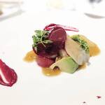 シェ・イノ - オマール海老とアボカドのサラダ仕立て～ビーツ、白蕪、オマール海老、アボカド、フルーツトマト、蜂蜜のシェリービネガーソース③