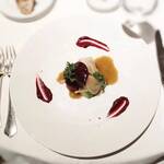 シェ・イノ - オマール海老とアボカドのサラダ仕立て～ビーツ、白蕪、オマール海老、アボカド、フルーツトマト、蜂蜜のシェリービネガーソース