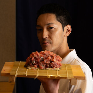 和食店で研鑽を積んだ大将が手掛ける趣向を凝らした逸品と鮨