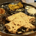 LOVE NEPAL 金剛店 - こちらは、チーズナンのセット