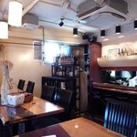 泉や - すっきりした居酒屋さんという感じの店内