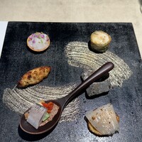 Simples - アオリイカ、桜鯛、バカリャウ、イワシのプレート、ジャガイモのクレープ