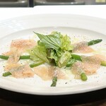 トリワイン ＰＩＫＯＳＨＨＨＵ - 鉄板アスパラと鶏生ハムの粉チーズ掛け