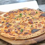 トリワイン ＰＩＫＯＳＨＨＨＵ - サンバルケチャップとバーグミンチピザ