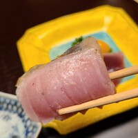 徳ㇵ本也 - ②藁燻し炙りメジ鮪中トロ《メジ鮪:本鮪幼魚》(石川県能登産)
                  中トロは殆んど大トロというくらい脂がのり、炙りによりトロトロで口溶けがヤバいくらいスムーズ