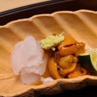 徳ㇵ本也 - ③黒鮴《くろめばる》(兵庫県明石産、つる一、神経〆後の活かし2日)
                ④蝦夷馬糞雲丹(北海道産)
                産卵は夏～秋、旬は初夏～夏、雲丹を頂く時はは5秒ホールド