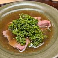 徳ㇵ本也 - ⑪丹波牛腿肉(京都府丹波産)&丹波牛サーロイン(京都府丹波産)の出汁しゃぶ、花山椒載せ
                GWの京都と言えば牛しゃぶ&花山椒、期待を裏切らない美味しさ。
                牛肉を卒業した身ですのでこれ位の分量が一番嬉しい