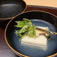 徳ㇵ本也 - ⑤胡麻豆腐、黒鮑(長崎県産)&金漆(こしあぶら)の天麩羅載せ、柚子の花、黒鮑&蛤&利尻昆布の出汁のお椀
                黒鮑と蛤の旨みが凝縮されたお出汁なのですが、利尻昆布の輪郭が明確な出汁がキリッとした味わい