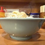 ラーメン BooBoo太郎。 - 横から。麺は少なめ。