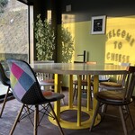 7CHEESE - 明るい店内で食事が楽しめます。