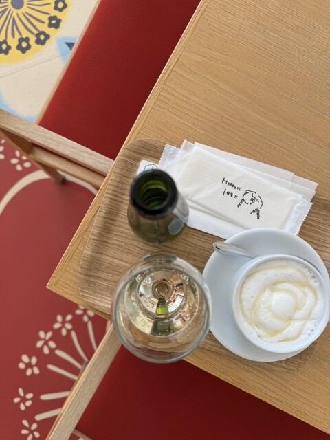 カフェ&ショップ cube 十和田市現代美術館内のカフェ＆ショップ