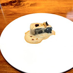 馳走西健一 - ⑤活〆の鰆のコンフィ
      　新玉ねぎのピュレと海老とバターのソース