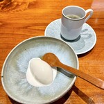 馳走西健一 - ⑫牛乳のアイスクリーム&カフェ
      　木のスプーンに広島の日本蜜蜂蜂蜜
