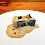 馳走西健一 - ⑤活〆の鰆のコンフィ
      　新玉ねぎのピュレと海老とバターのソース