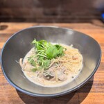 アヒージョとパスタ  - 【播磨灘産牡蠣と木の子のクリームパスタ 1280円】
