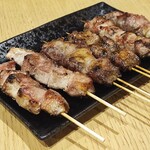 もつ焼 つかさ - 左からタン、チレ、かしら