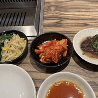 焼肉 ジャンボ はなれ - ナムル、キムチ、タン下の赤ワイン煮