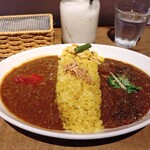 レインボウスパイス カフェチャイストール - ダブルカレー（チキンカレー＆ポークビンダルー）
