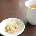 中国料理・珍 - 料理写真:漬け物と冷たいお茶が出てきます