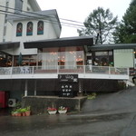 石臼挽き蕎麦香房 山の実 - 山荘風の建物