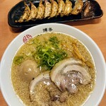 博多 くまちゃんらぁめん - 味玉入り背脂豚骨