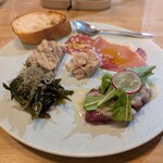 ワインと炭火焼き 松本式 - 前菜盛り合わせ（豚の煮凝り、葉玉葱、カツオ、レバームース等）