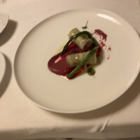 坂の上レストラン - イサキ 新生姜 白瓜 ブルーベリー&ビーツソース