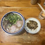 田中商店 - らーめんバリカタとご飯にからし高菜をのせて