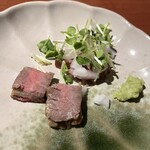 海藤花 - 和牛たたきにいぶりがっこ挟み。