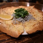 矢部酒場 - しらすと大葉のクリスピーピザ