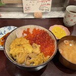 ぺりーのいくら丼 - 左手はホタテ用のしょうゆ