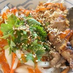 pho co quan - カリッと焼けた豚肉とパクチーが美味しそう