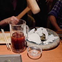 肉料理 KOJIRO - うまく撮れていませんが、塩釜を割っているところ。