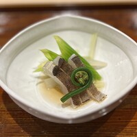 祇園 華舞 - アブラメの昆布締めの焼き霜、山独活、ふき、秋田県産ガンソク、うるい