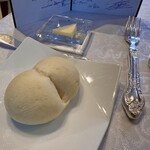 シャトー　ラ・パルム・ドール -  パン
      ☘️ ふわふわの美味しい白パンとフランスパンを頂きました！その後も「お代わりいかがですか？」と声を掛けて頂きました！