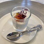 シャトー　ラ・パルム・ドール - ◉ はじまりの一皿
      　・ずわい蟹サワークリーム、カニ味噌クリーム
      　・スモークサーモン、イクラ