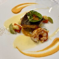 シャトー　ラ・パルム・ドール - ◉ お魚料理
                    　・鮮魚イサギのポワレ、赤海老、
                    　・人参のグラッセとピュレ