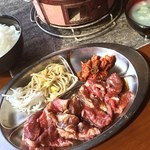 焼肉 永福苑 - 卓上の
            七輪で焼く  
            カルビ肉