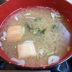 まぐろや - 丼に着く味噌汁