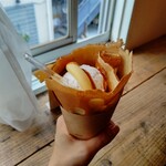 クレープ えんどう - ビターカラメルバターに生クリーム半量とカスタードクリームトッピング