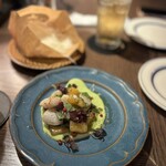 二階の洋品店 - 炙り帆立と焼きパインのバジルマリネ　アスパラのソース