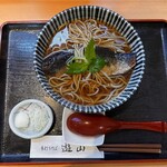 手打ちそば 遊山 - にしんそば　みつばは結ばれています。　細かいことを言えば、麺線は松葉の方がきれいかな