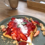 ブルーリボントウキョウ - クレームダンジュとベリーソースのクレー
                                プ（チーズケーキ風） : 1,880円